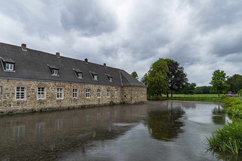 viel Wasser rund ums Schloss