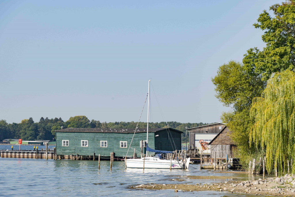 Park am Müritz-Ufer in Waren