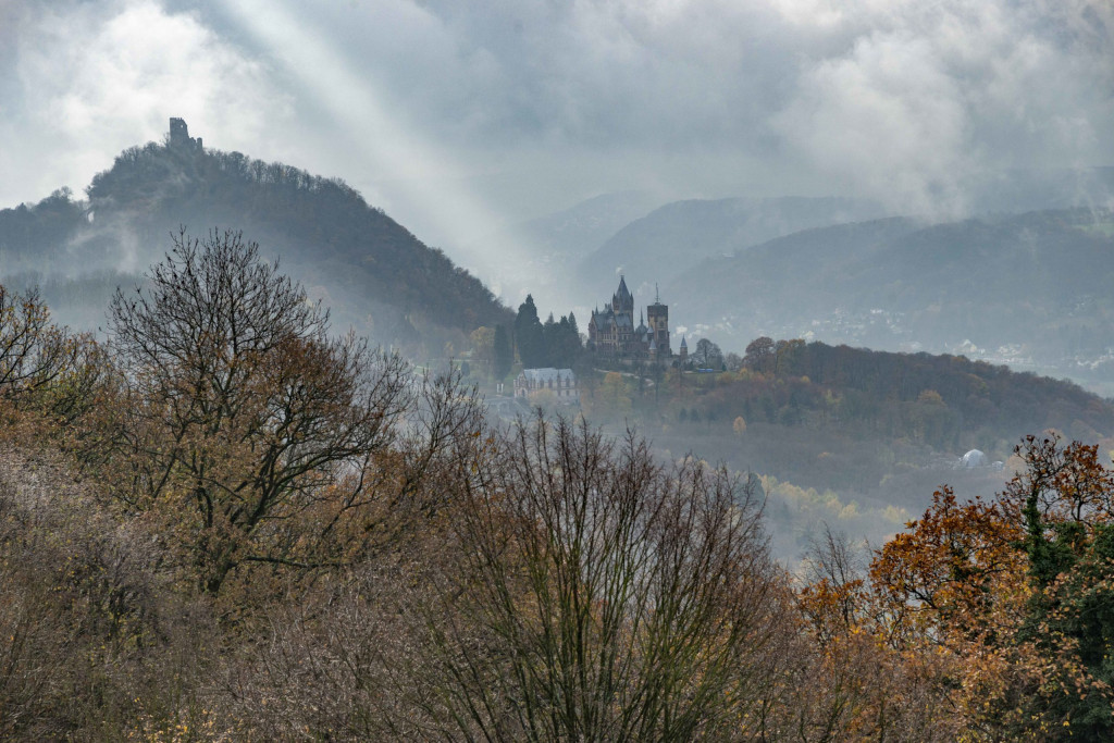 Blick auf Drachenfels und Drachenburg