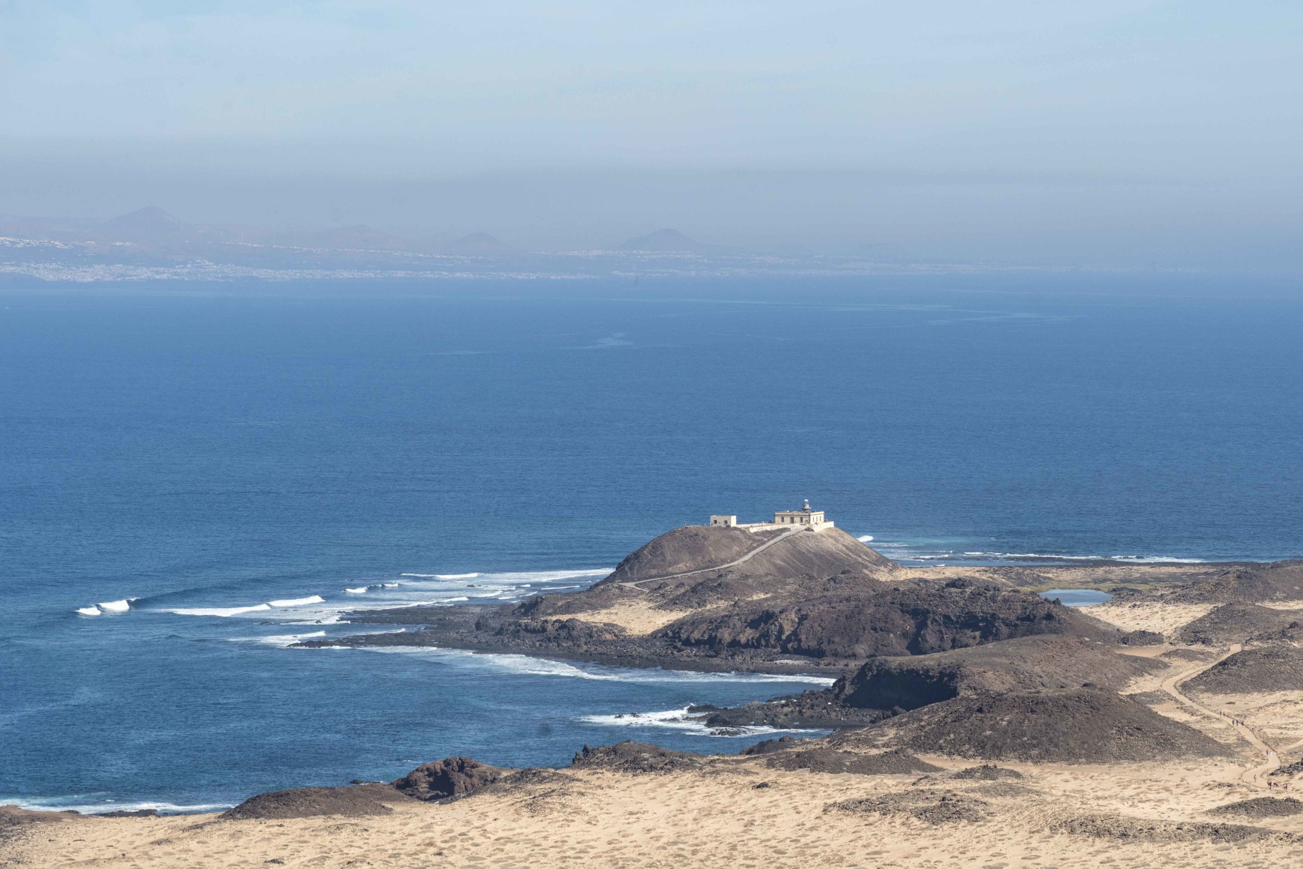 Blick zum Leuchtturm und nach Lanzarote