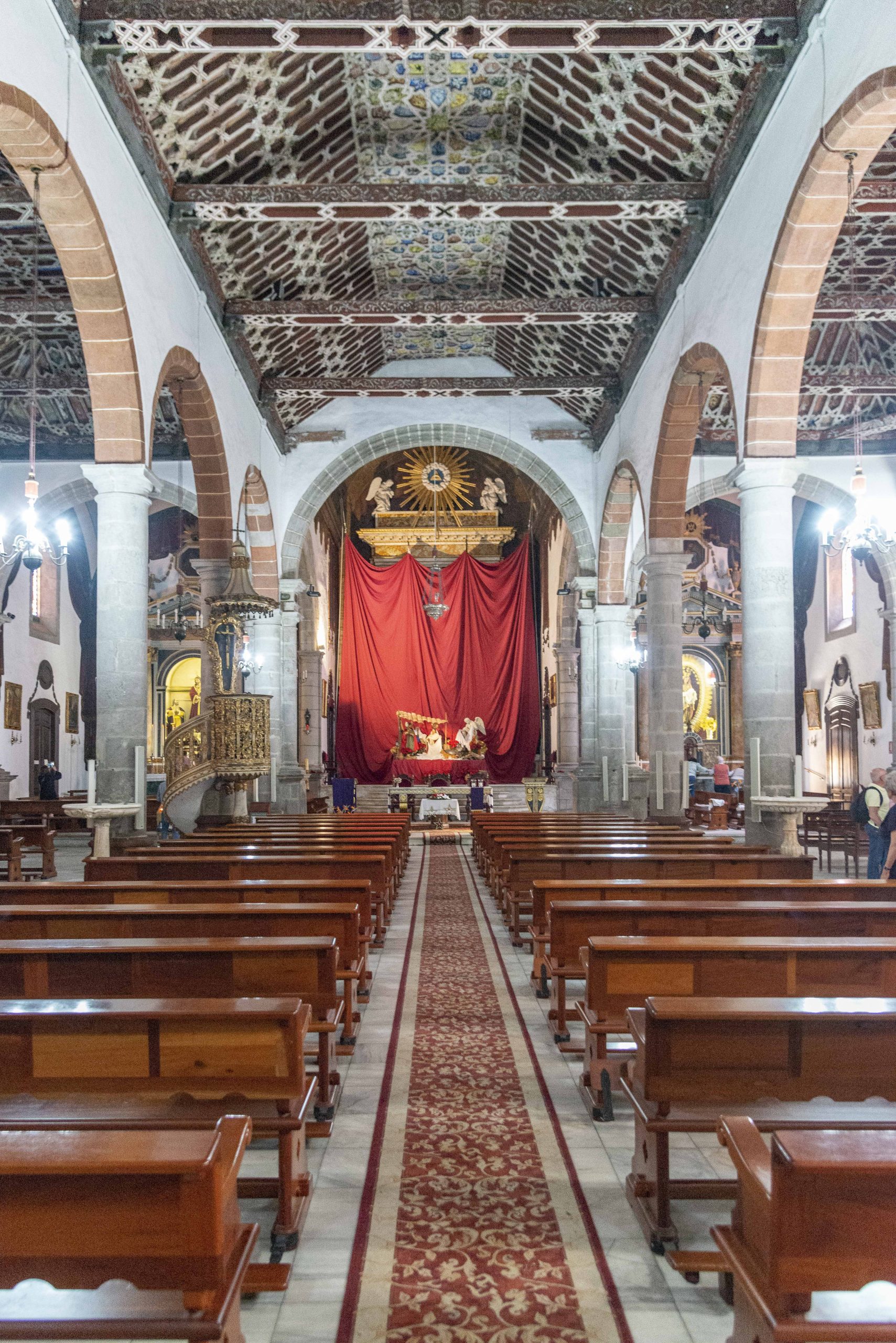 tolle Holzdecke im Kircheninneren