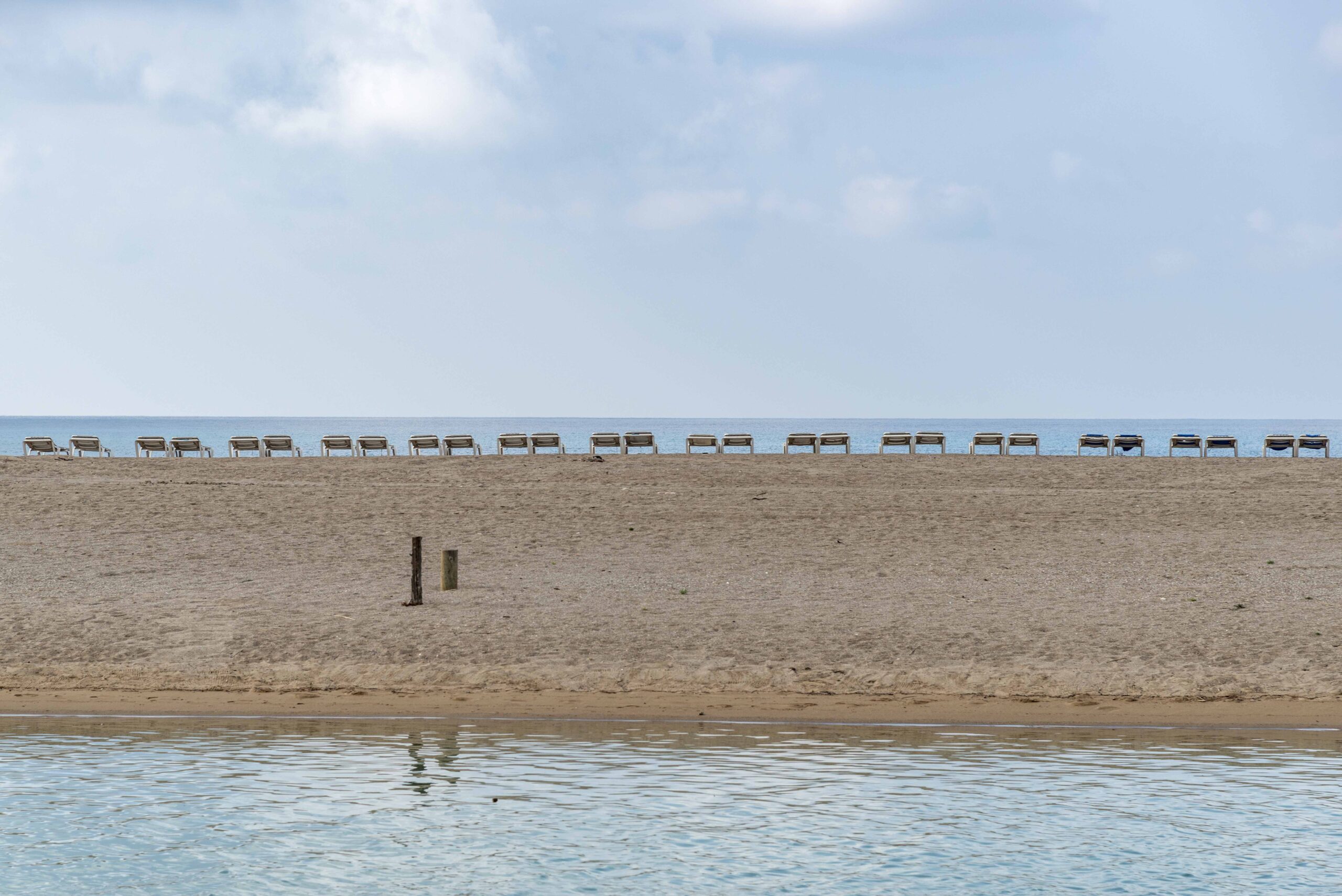 leere Liegestühle an der türkischen Riviera